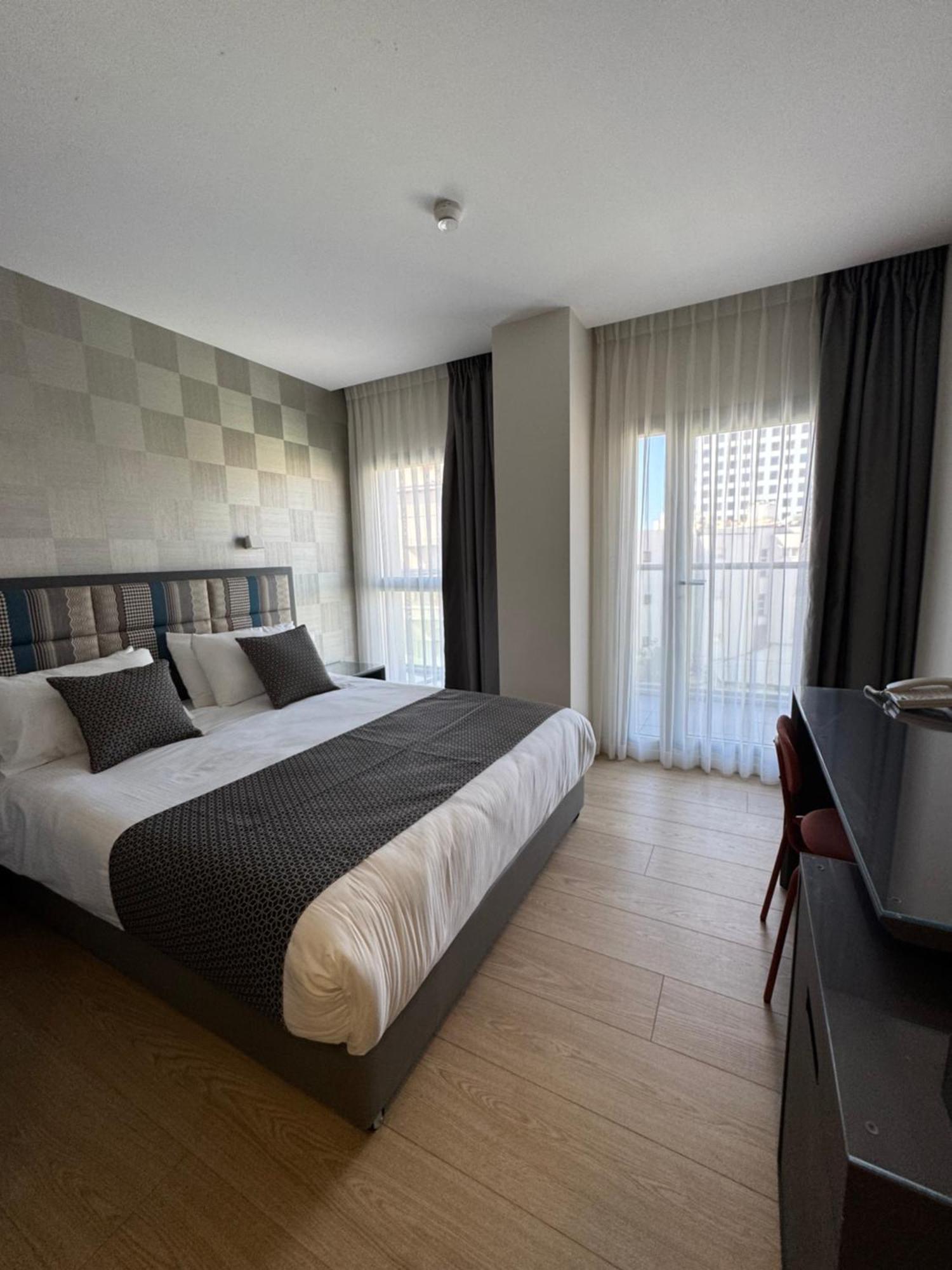 Abratel Sea View Hotel เทลอาวีฟ ภายนอก รูปภาพ